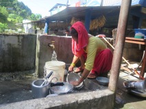 Mujer lavando, Nepal